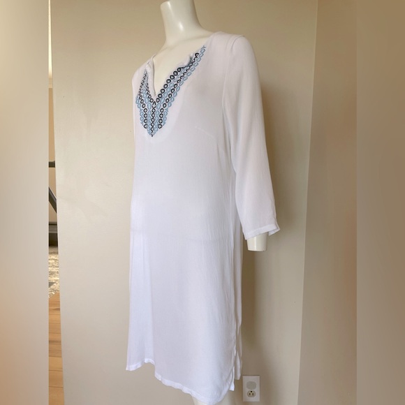 Crown & Ivy White 3/4 Sleeve Blue Embroidered Neck Detail Swimsuit Cover Size M - Picture 3 of 7